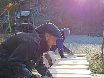 Viele Väter, hier Martin Mittelstädt, packten an und "verarbeiteten" den Kirchaicher Kirchweihbaum zu Möbeln für den Kindergarten.  Foto: Sabine Weinbeer