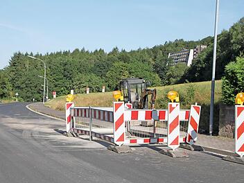 An dieser Stelle arbeiteten die Stadtwerke am Dienstagabend unter Hochdruck daran, den Rohrbruch zu beheben. Foto: Ulrike Müller