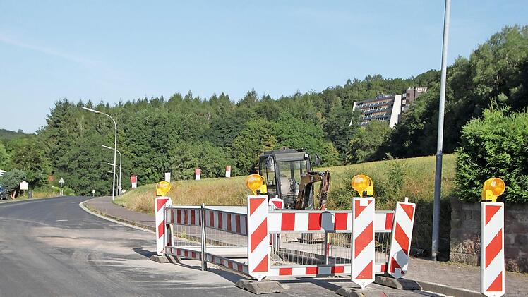 An dieser Stelle arbeiteten die Stadtwerke am Dienstagabend unter Hochdruck daran, den Rohrbruch zu beheben. Foto: Ulrike Müller
