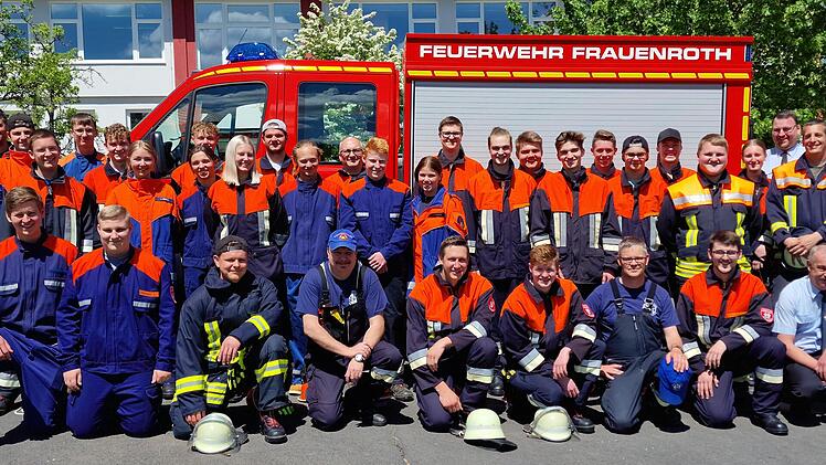 Die erfolgreichen Feuerwehrm&auml;nner und -Frauen zusammen mit Kreisbrandinspektor Ronald Geis (links au&szlig;en) und Kreisbrandmeister Klaus Preisend&ouml;rfer (vorn rechts).