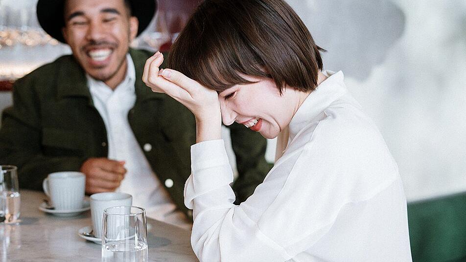 An einigen Orten, kann man besonders schnell Frauen kennenlernen. Wie lernt man eine neue Frau kennen und welche Orte in der Nähe sind dabei hilfreich und erfolgsversprechend? Wir geben Tipps rund ums Frauen kennenlernen.
