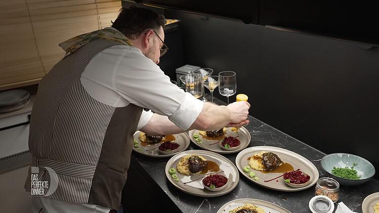 Die Hauptspeise dekoriert Robert zum essbaren Kunstwerk.