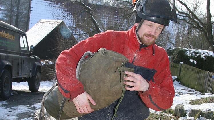 In einem dicken Sack schleppt Stefan Nicklas das Kletterseil herbei.