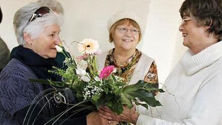 Johanna Schickling und Cilli Ziegler dankten Gisa Faltus mit Blumen für ihr jahrelanges Engagement für die Kleiderkammer (von links). Foto: Markus Reeh