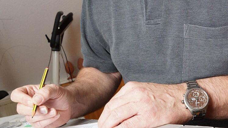 Roland Heinlein meldet Funde an das Landesamt für Denkmalpflege.