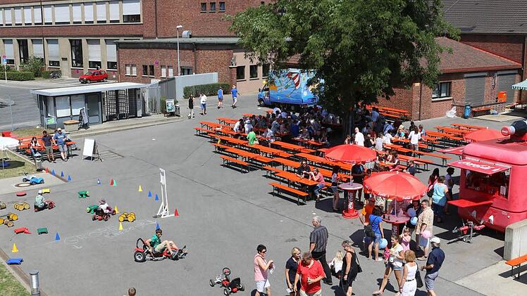 Bei sommerlich heißen Temperaturen haben am Samstag tausende Menschen den Familientag der Firma Bosch für einen Werksbesuch genutzt. Foto: Barbara Herbst