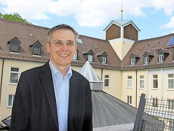 Raimund Hümmer steht auf einem Balkon zum Innenhof. Bisher liefen alle Arbeiten nach Plan - auch von den Kosten her.