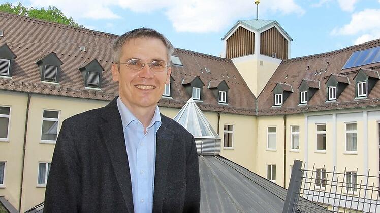 Raimund Hümmer steht auf einem Balkon zum Innenhof. Bisher liefen alle Arbeiten nach Plan - auch von den Kosten her.