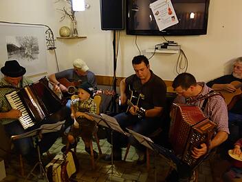 Frank Schmitt (links) wird nicht nur von großen Musikern unterstützt. Sein kleiner Sohn Nils gibt mit Holzlöffeln den Takt an. Fotos: privat