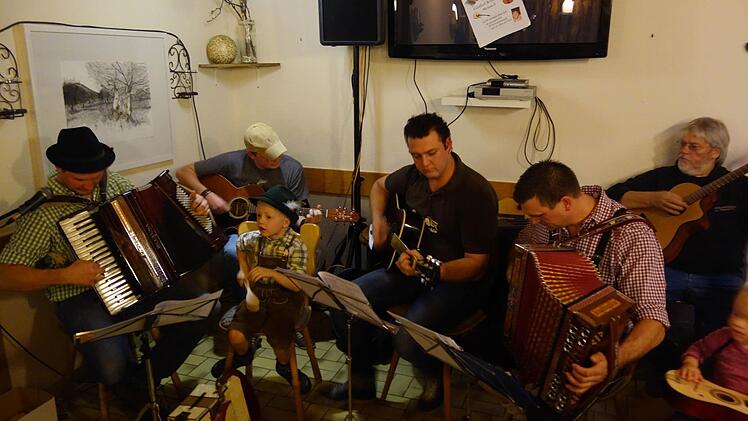 Frank Schmitt (links) wird nicht nur von großen Musikern unterstützt. Sein kleiner Sohn Nils gibt mit Holzlöffeln den Takt an. Fotos: privat