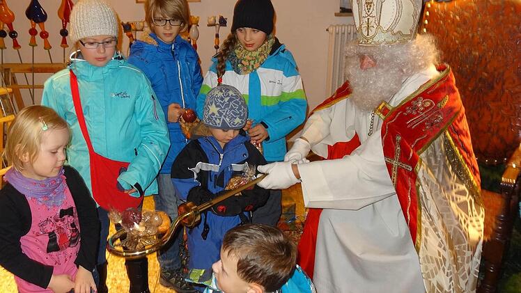 Erfinderisch war der Nikolaus, wenn ein Kind ein bisschen Angst hatte, dann gab es das Geschenk auf dem Bischofsstab.  Fotos: Marion Eckert
