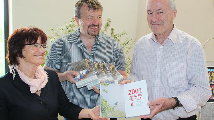 Pater Pater Hermann Schulz (rechts) strahlte, als ihm die Autoren und Ehrausgeber Michaela Burger (Wunsiedel) und Rainer Glissnik (Kronach) seine Biografie als Buch übergaben. Zum 200-jährigen Jubiläum von Johannes Don Bosco ist dieses Buch ein Beispiel für dessen Nachfolge.
