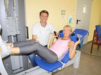 Durchtrainiert: Iris Vollert, Leiterin der Marketing-Abteilung der Heiligenfeld-Kliniken, nutzt regelmäßig das Fitnessangebot im Haus. Im Trainingsraum wird sie unter anderem von Thorsten Stüwe, dem Leiter der Physikalischen Therapie der Luitpoldklinik, betreut. Foto: Ralf Ruppert