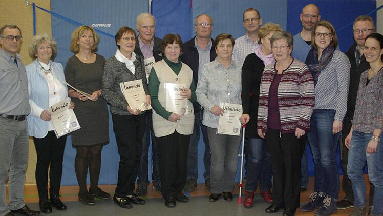 Mit "Silber" und "Gold" für 25 und 40 Jahre Mitgliedschaft im Sportverein gratulierte und dankte Vorsitzender Michael Hannawacker (rechts) den zahlreichen langjährigen treuen Mitgliedern des TV/ DJK Hammelburg. Foto: Winfried Ehling