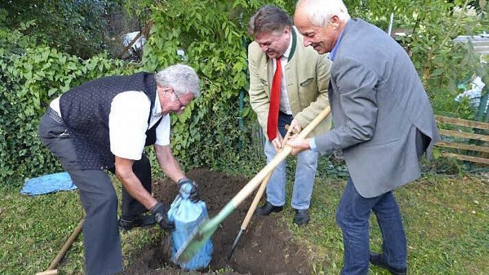 Im Schweiße ihres Angesichtes befreiten (von links) Simon Gabel, Landrat Klaus Peter Söllner und Rektor Michael Pfitzner die Kerwa aus ihrem dunklen kalten Verlies. Foto: Klaus-Peter Wulf
