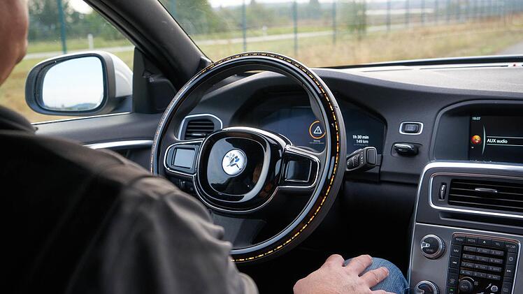 Beim "Auto-Drive" zeigt das Lenkrad dem Fahrer durch unterschiedliche Farben an, was gerade passiert. Wenn das automatische System überfordert ist und der Mensch eingreifen soll, blinkt das Lenkrad rot.