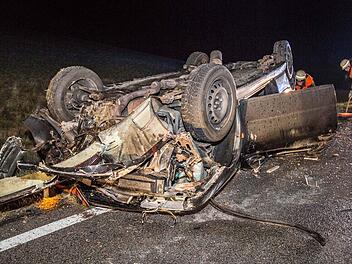 Auf dem Dach landete das Auto des 28-jährigen Fahrers. Er war einem Reh ausgewichen und dabei ins Schleudern geraten.  Foto: René Ruprecht
