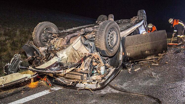 Auf dem Dach landete das Auto des 28-jährigen Fahrers. Er war einem Reh ausgewichen und dabei ins Schleudern geraten.  Foto: René Ruprecht
