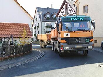 Bis zu 50 Lkw pro Stunden fahren Schätzungen zufolge durch Weingarts.  Fotos: Franz Galster