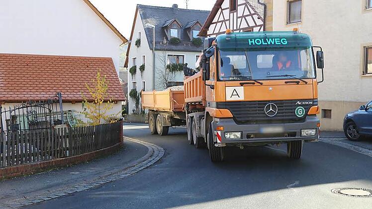 Bis zu 50 Lkw pro Stunden fahren Schätzungen zufolge durch Weingarts.  Fotos: Franz Galster