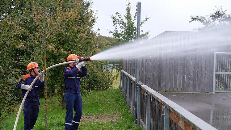 Wasser Marsch bei der Übung der Jugendfeuerwehren aus Lauter,  Stralsbach, Waldfenster und Oehrberg. Foto: Gerd Schaar