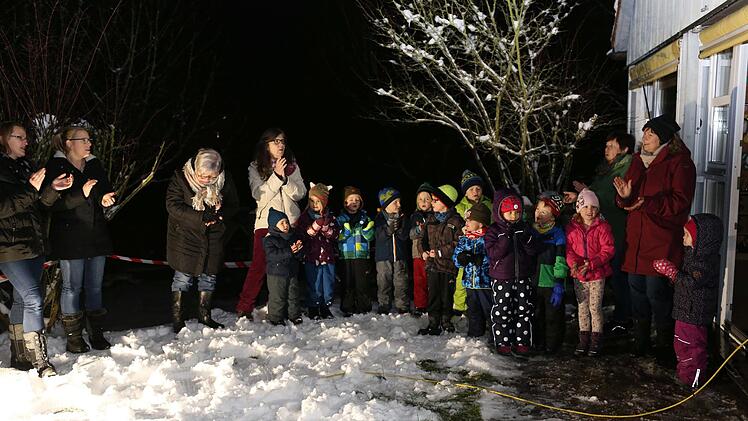 Die Kindergartenleiterin Sylvia Wyrwich vor dem Adventsfenster Foto: Franz Galster
