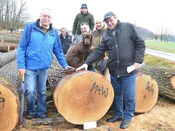 Foto mit Braut und Hund. Der teuerste Stamm der Submission war eine Eiche aus dem Wald der Korporation Roßfeld. Sie gefällt (von links): Dietmar Westhäuser, Ralf Keller, Manfred Herter, Wolfgang Schultheiß, Hündin Ella, Albert Schrenker und Herrmann Wüst. Rainer Lutz