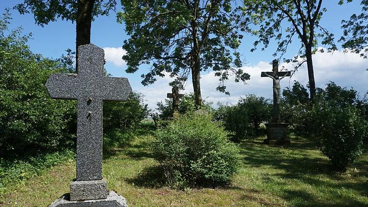 Der alte Friedhof im Truppenübungsplatz erinnert daran, dass hier einmal Dörfer standen und Menschen leben.Marion Eckert