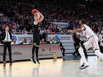 Im Derby bei Brose Bamberg war Medi-Spieler Steve Wachalski an der Dreierlinie stark. Trotz eines Acht-Punkte-Vorsprungs zur Halbzeit kassierte Bayreuth eine 73:88-Niederlage.  Foto: Daniel Löb
