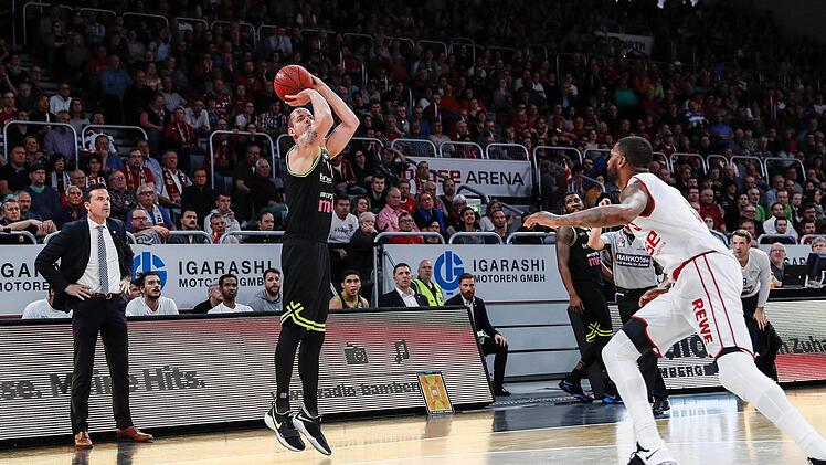 Im Derby bei Brose Bamberg war Medi-Spieler Steve Wachalski an der Dreierlinie stark. Trotz eines Acht-Punkte-Vorsprungs zur Halbzeit kassierte Bayreuth eine 73:88-Niederlage.  Foto: Daniel Löb
