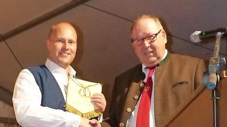 Bürgermeister Alfred Kolenda (rechts) überreichte Patrick Rosa anlässlich des 50. Geburtstages des Vereins der Musikfreunde Kupferberg ein Fahnenband.  Fotos: Klaus-Peter Wulf