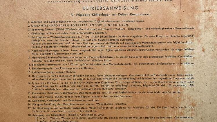 Eine Rarität der Gemeinschaftskühlanlage mit Kolben-Kompressor in Steinsfeld ist die Betriebsanleitung auf Karton.Ulrike Langer