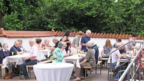 Richtig gesellig ging es zu bei der Jubiläumsfeier im Hof des Eberner Pfarrzentrums. Fotos: Katharina Becht