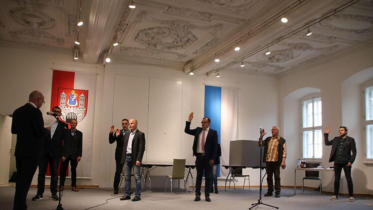 Abstand halten: Bürgermeister Michael Kastl vereidigt die acht neuen Stadträte. Thomas Malz