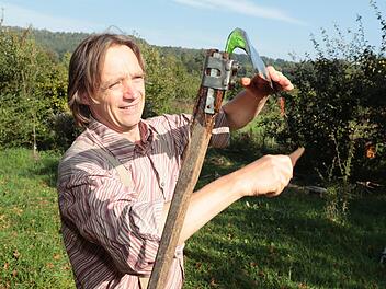 Eckart Henzler bei der Arbeit im Garten Fotos: Matthias Hoch
