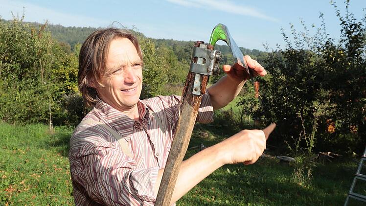 Eckart Henzler bei der Arbeit im Garten Fotos: Matthias Hoch