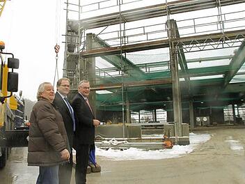 Eine weitere, 4000 Quadratmeter große Produktions-und Logistikhalle wird gebaut. Architekt Karl-Heinz Müller, Prokurist Norbert Groß und Geschäftsführer Clemens Dereschkewitz (von links) machen sich bei Schneeregen ein Bild von der Baustelle. Foto: Alexander Hartmann