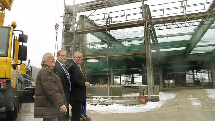Eine weitere, 4000 Quadratmeter große Produktions-und Logistikhalle wird gebaut. Architekt Karl-Heinz Müller, Prokurist Norbert Groß und Geschäftsführer Clemens Dereschkewitz (von links) machen sich bei Schneeregen ein Bild von der Baustelle. Foto: Alexander Hartmann