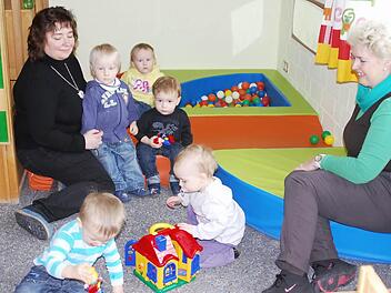 Kinderpflegerin Konny Weber (links) und Erzieherin Rosi Scheller sorgen sich im Krippenbereich der Kindertagestätte St. Anna vor allem um die Kinder unter drei Jahren. Foto: Horst Conze