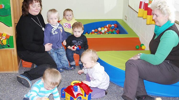 Kinderpflegerin Konny Weber (links) und Erzieherin Rosi Scheller sorgen sich im Krippenbereich der Kindertagestätte St. Anna vor allem um die Kinder unter drei Jahren. Foto: Horst Conze