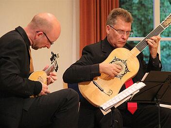 Steffen Trekel (Mandoline) und Michael Tröster begeisterten mit ihrem Konzert.  Foto: Gerd Schaar