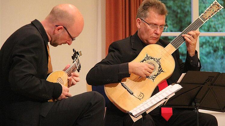 Steffen Trekel (Mandoline) und Michael Tröster begeisterten mit ihrem Konzert.  Foto: Gerd Schaar