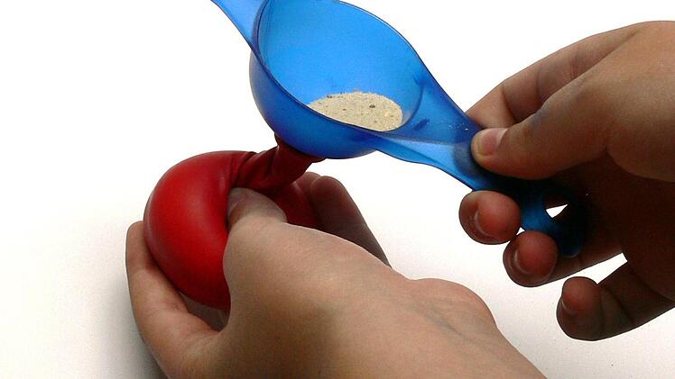 ? Anschließend den Trichter anstecken, den feinen Sand reinschütten und den Ballon mit der gewünschten Menge befüllen. ? Anschließend auf die Öffnung drücken, damit sich dort kein Sand mehr sammelt.