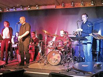 Jazz, Funk und Soul spielt am 15 November im "TECnet Zentrum" die Gruppe "Downbeat". Das Foto, entstanden beim letztjährigen Konzert in Burkersdorf zeigt (von links) Moritz Eisentraut, Tine Kissing, Yvonne Preising, Marc Kissing, Michael Berner, Henning Schuster, Bernd Grossmann, Marc Schamberger und Jürgen Zimmerlein.  Foto: Stephan Stöckel