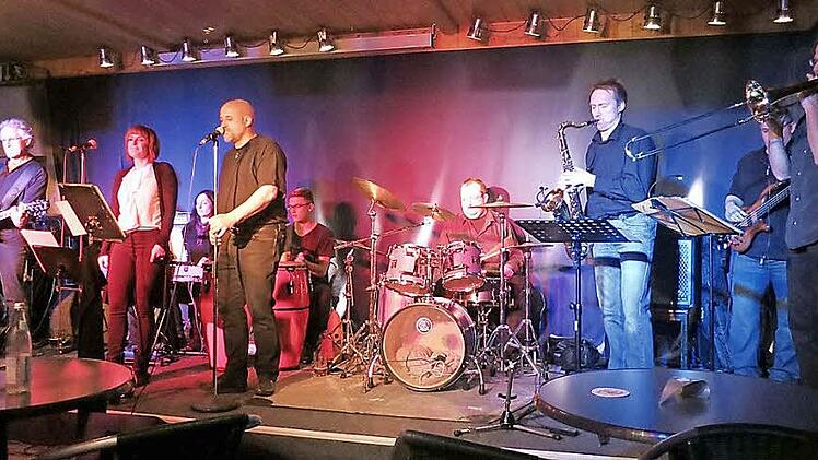 Jazz, Funk und Soul spielt am 15 November im "TECnet Zentrum" die Gruppe "Downbeat". Das Foto, entstanden beim letztjährigen Konzert in Burkersdorf zeigt (von links) Moritz Eisentraut, Tine Kissing, Yvonne Preising, Marc Kissing, Michael Berner, Henning Schuster, Bernd Grossmann, Marc Schamberger und Jürgen Zimmerlein.  Foto: Stephan Stöckel