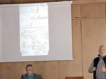 Wie sieht Altenkunstadt 2030 aus? Darüber hatte sich der Gemeinderat auf einer Klausur in Kloster Banz Gedanken gemacht. Beim Brainstorming entstanden bunte Zeichnungen, die Gemeinderat Ludwig Winkler (rechts) im Beisein von Bürgermeister Robert Hümmer der Öffentlichkeit präsentierte. Dieser anonyme Künstler fusioniert Alten- und Burgkunstadt zu einem Kunstadt.  Foto: Stephan Stöckel