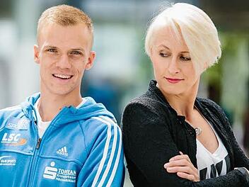 Im Hochsprung wie im Umgang mit der Kamera, Ariane Friedrich (r.) ist und bleibt eine Meisterin ihres Faches. Gemeinsam mit Hindernisläufer Martin Grau vom LSC Höchstadt (l.) rührt die Thüringerin die Werbetrommel für die deutschen Leichtathletik-Meisterschaften Ende Juli in Nürnberg.  Foto: Hendrik Steffens