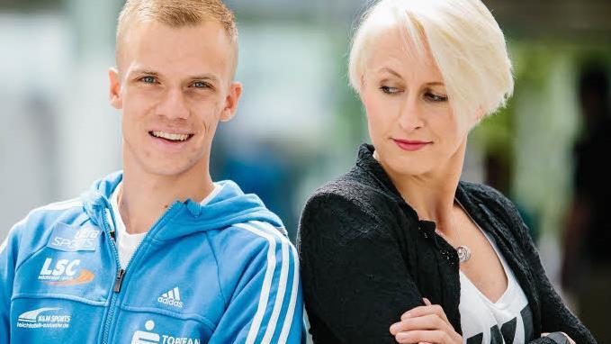 Im Hochsprung wie im Umgang mit der Kamera, Ariane Friedrich (r.) ist und bleibt eine Meisterin ihres Faches. Gemeinsam mit Hindernisläufer Martin Grau vom LSC Höchstadt (l.) rührt die Thüringerin die Werbetrommel für die deutschen Leichtathletik-Meisterschaften Ende Juli in Nürnberg.  Foto: Hendrik Steffens