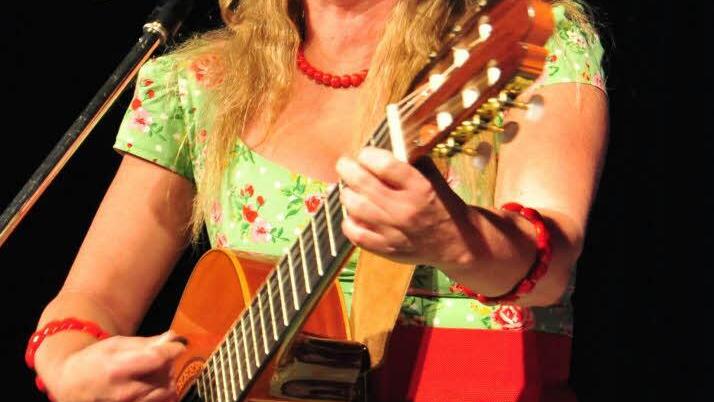 Andrea an der Gitarre