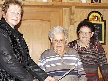 Die Ehrung für 40-jährige Mitgliedschaft für Grete Letsch (Mitte) nahm im Namen des FU-Kreisverbandes Petra Öhring (links) vor. Mit im Bild die Ortsvorsitzende Elisabeth Wunder.  Foto: mw